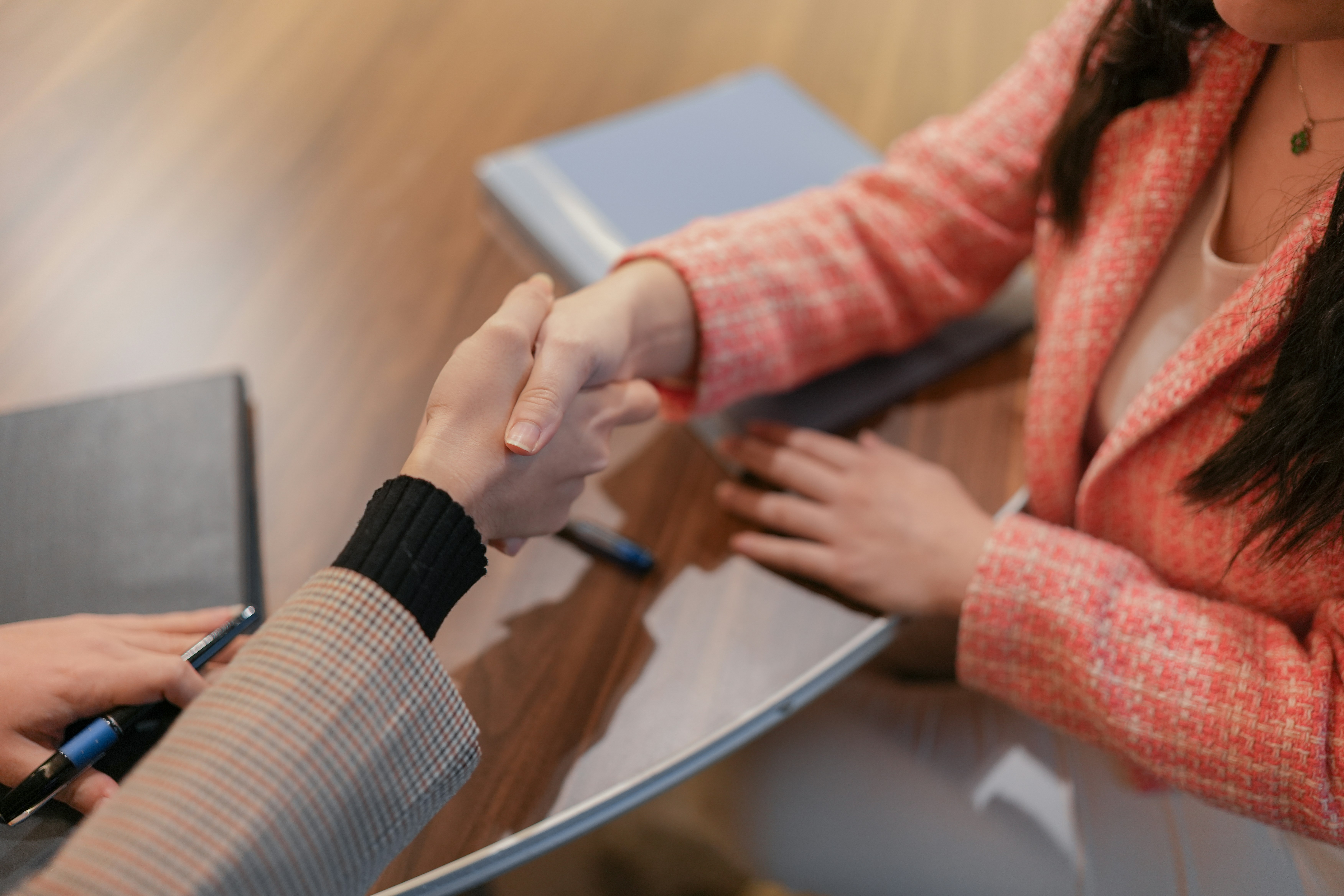 Cómo varían las citas de IA entre subverticales de HR y países